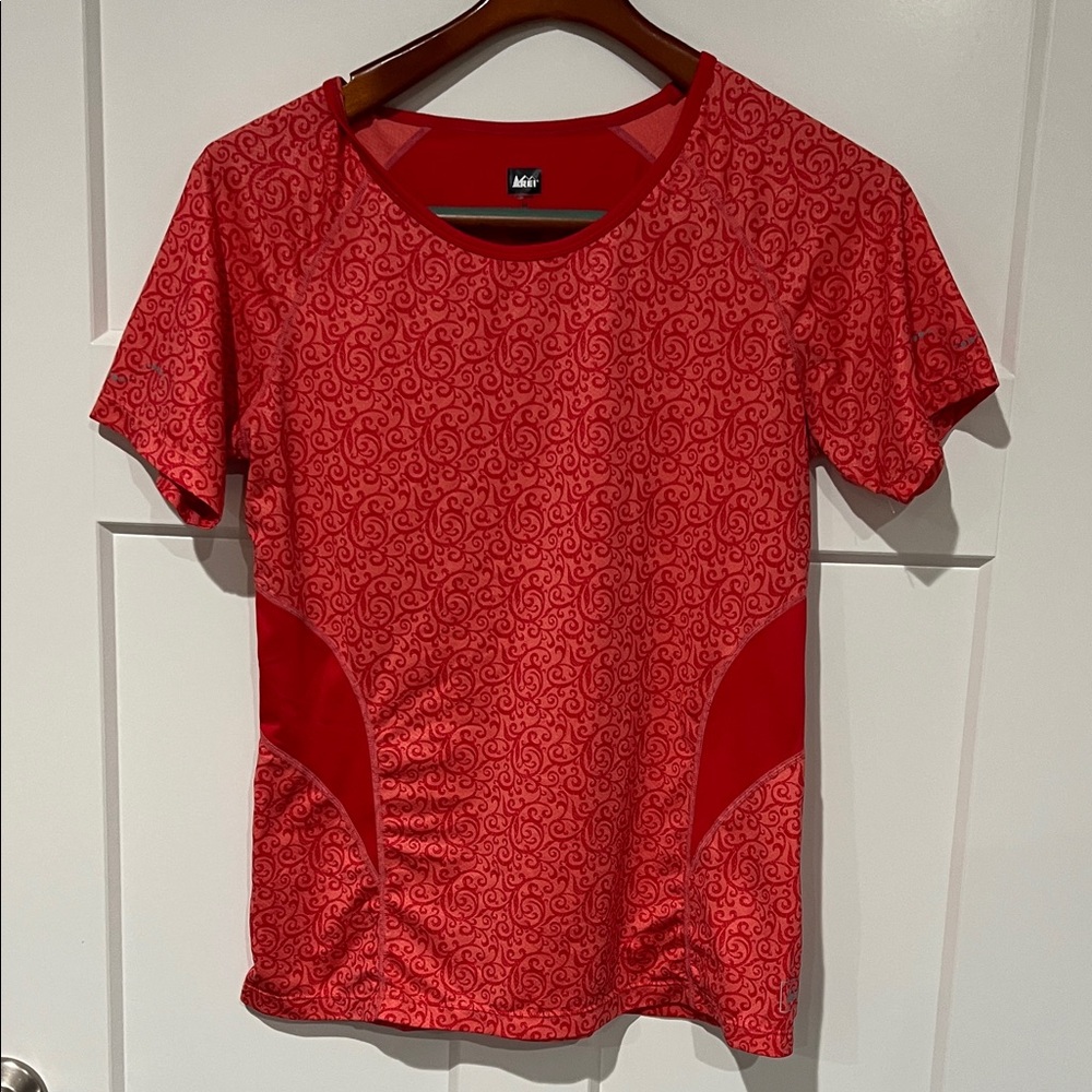 REI Red Swirl Short Sleeve Top Sz M